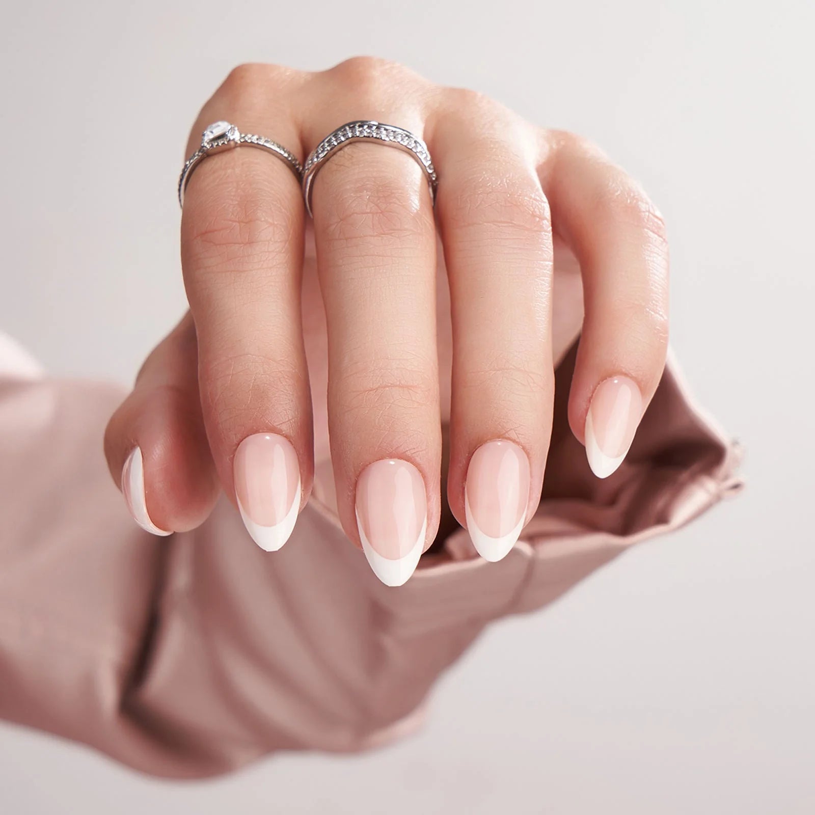 Angelic Aura press-on naglar närbild – nude rosa bas och ren vit fransk tipp