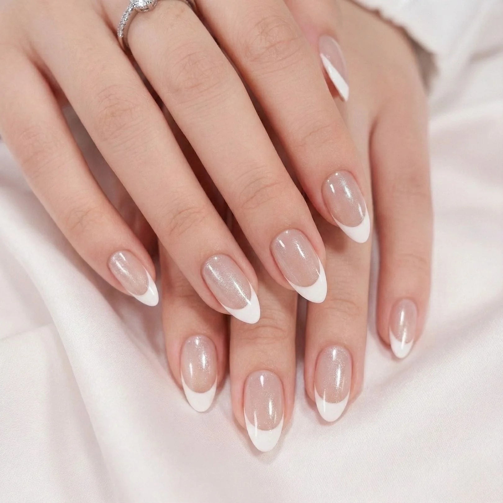 Sweet Sprinkle press-on naglar styling – båda händer med almond fransk shimmer på vitt sidentyg