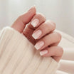 Dreamy Dip Press-on-Nägel, French Ombré in Square-Form mit Nude-Basis und weicher weißer Spitze