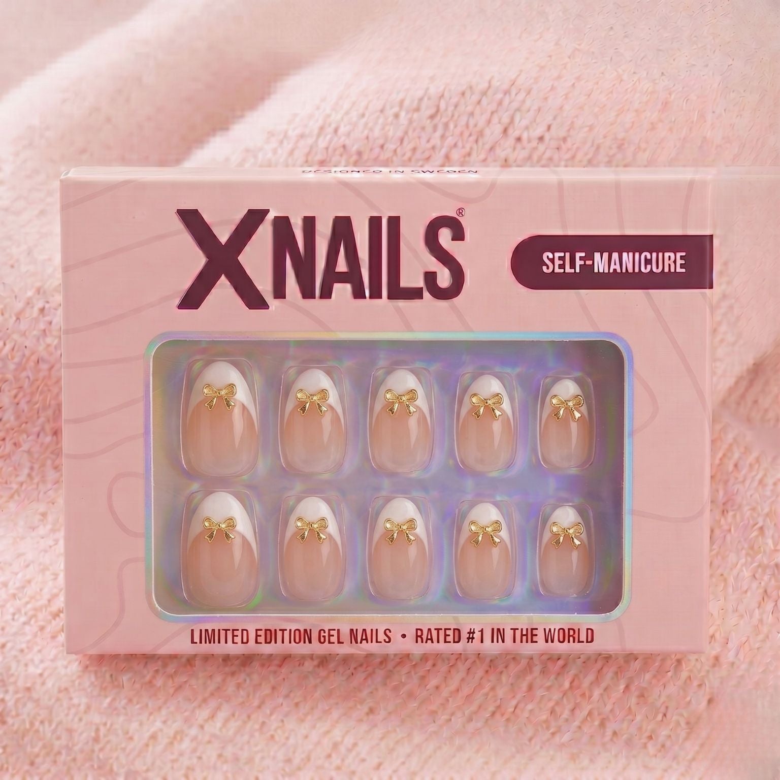 XNails-æske med almond press-on negle med 3D guldrosetter