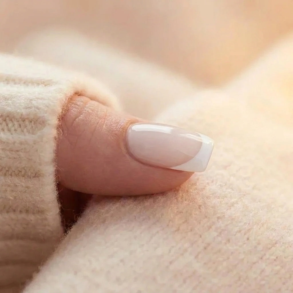 Frosted French – Press-on-Nägel, Nahaufnahme des Nagels