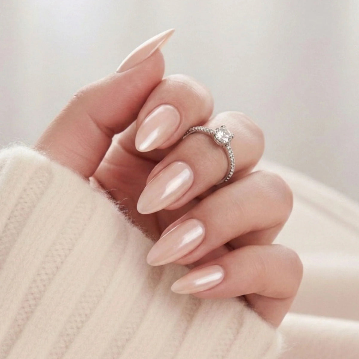 Heavenly Halo press-on negle pearl chrome glow i mandelform med nude bund og sølvring