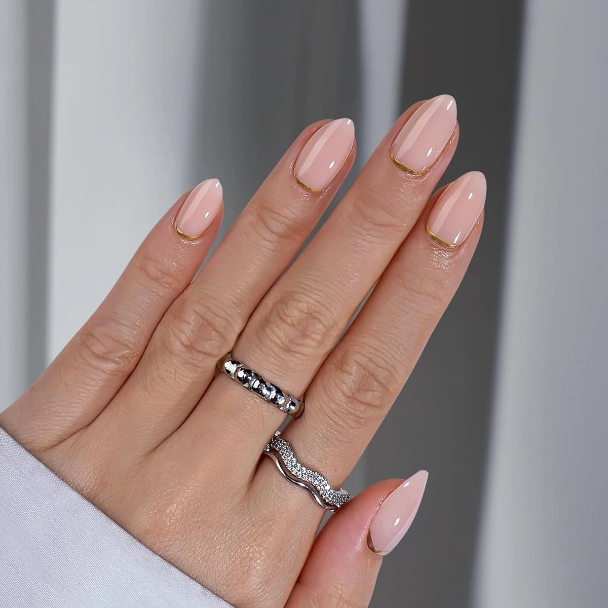 Golden Glimmer mandelförmige Press-on-Nägel, Peach-Nude mit Gold-Swirl und Silberringen