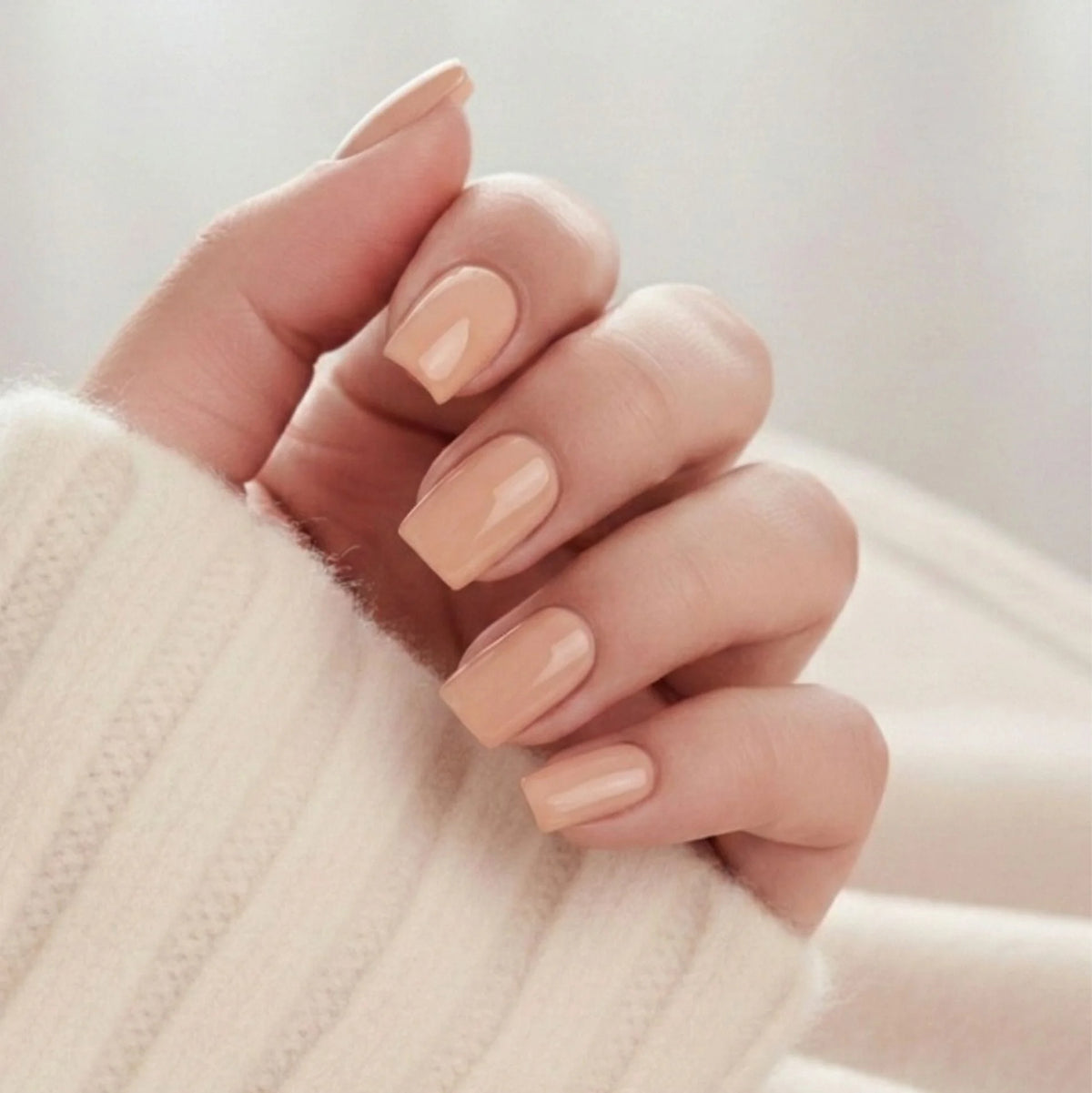 Honey Heaven press-on negle korte firkantede negle i varm honning-nude mod strikket trøje