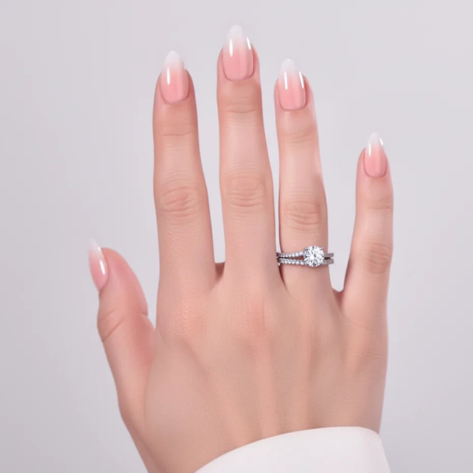 Dreamy Dip mandelförmige künstliche Nägel, rosa-weißes Ombré mit Diamantring auf Modellhand