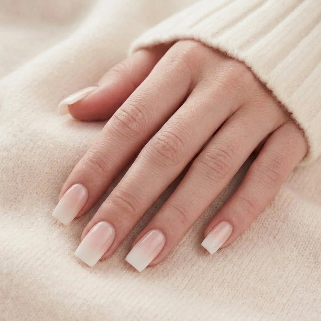 Dreamy Dip negle på hånd, kort firkantet ombré mod beige strikket trøje