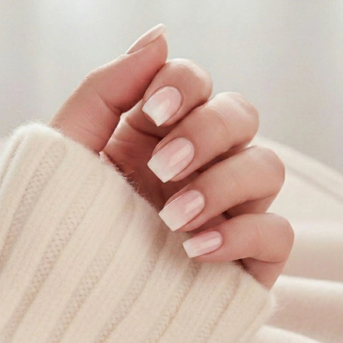 Dreamy Dip press-on negle, fransk ombré i firkantet form med nude bund og blød hvid spids