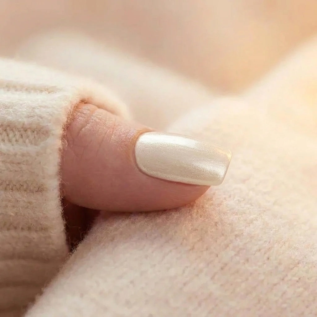Pure Pearl – press-on naglar, närbild på nagel