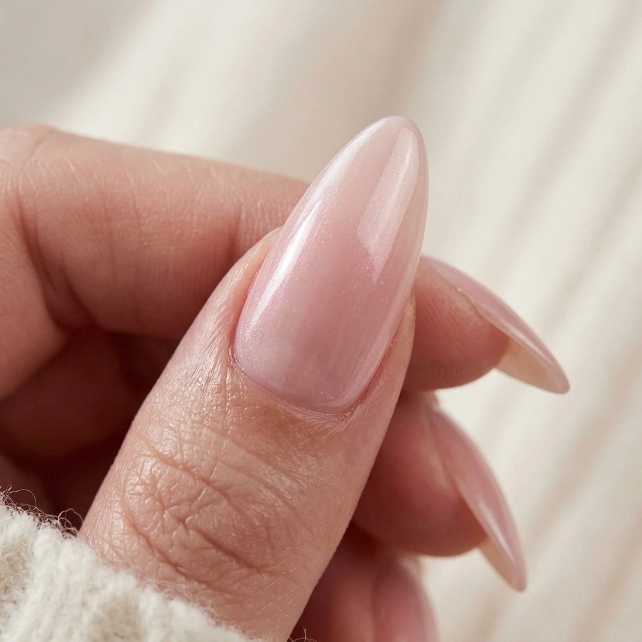 Pinkie Pearl Press-on-Nägel Nahaufnahme des Nagel-Finish