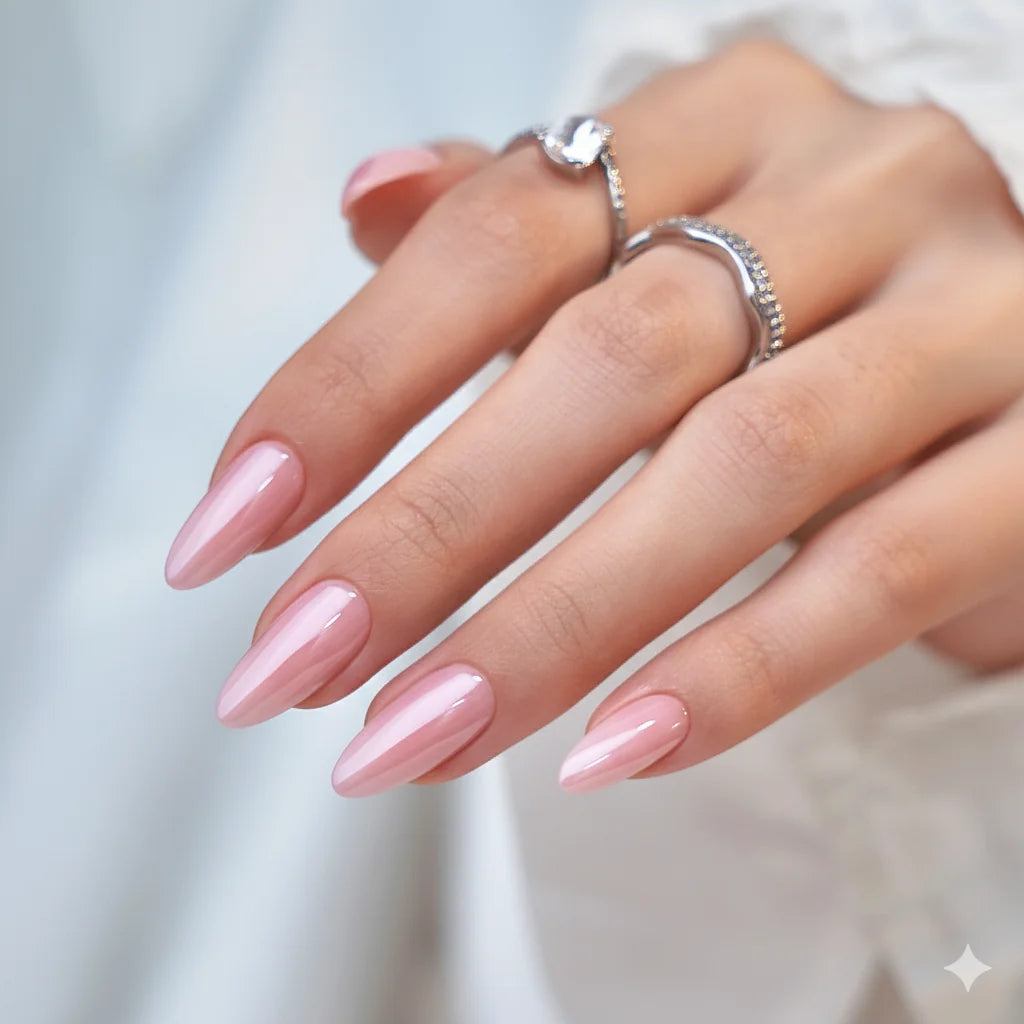 Pinkie Pearl press-on negle nærbillede rosa pearl glans med sølvringe og hvid bluse