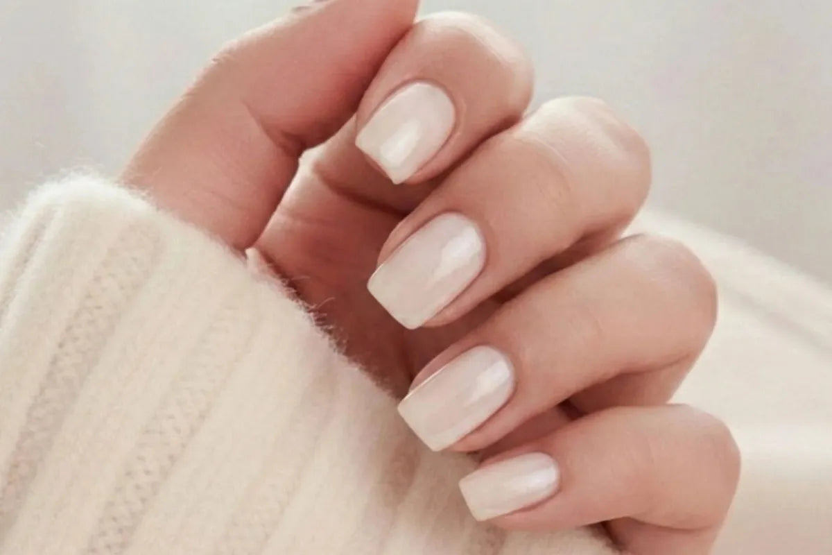 Pure Pearl pärlemornude press-on naglar som klarar dusch och vatten