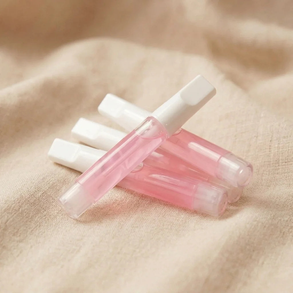 Glow Glue lyserød flydende neglelim liggende – XNails penselim til løse negle