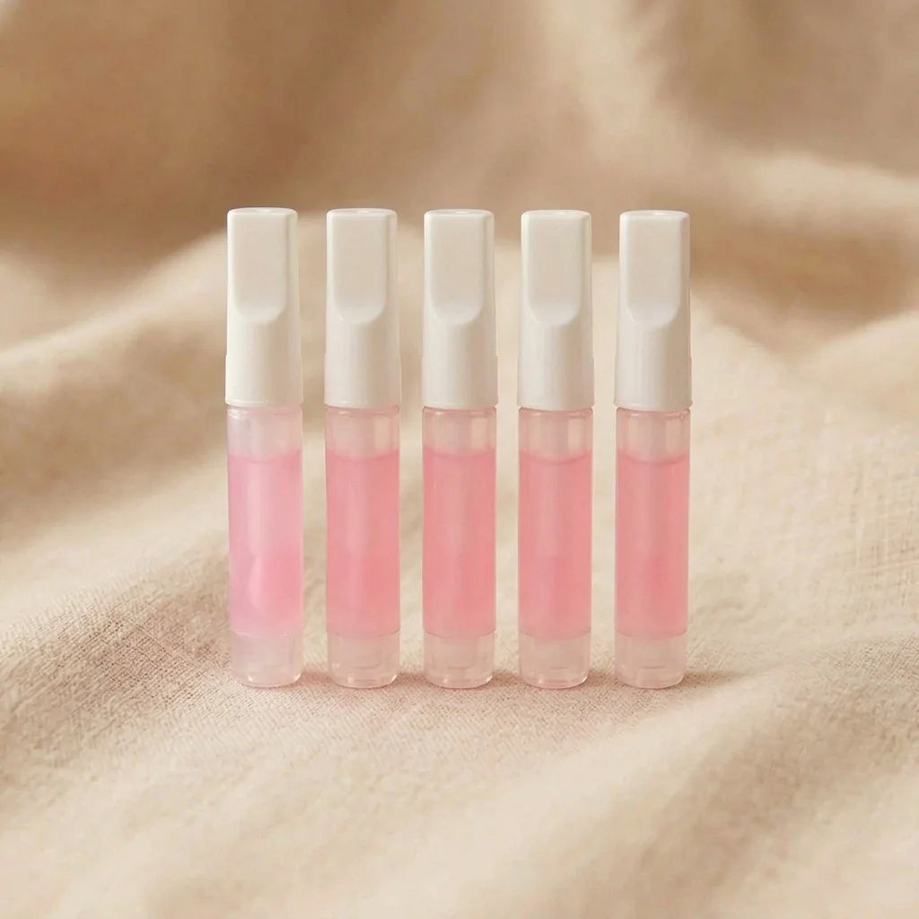 Glow Glue 5-pak – fem tuber lyserød flydende neglelim på beige linned
