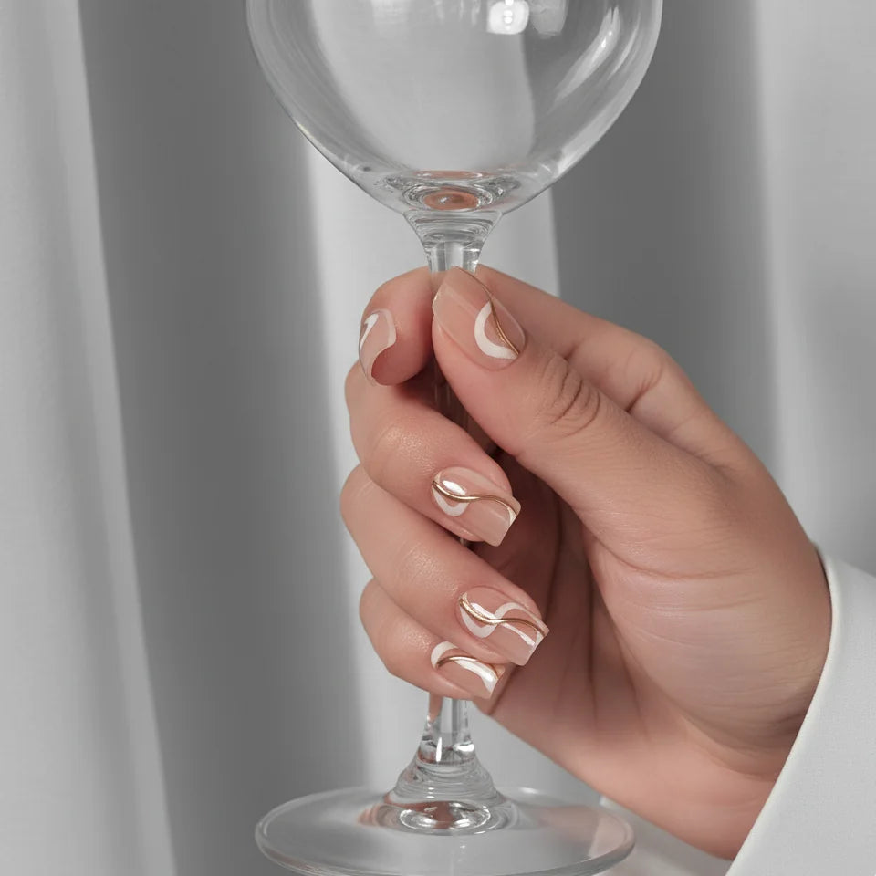 Summer Swirl press-on negle styling, hånd holder vinglas, korte firkantede negle med guld swirl