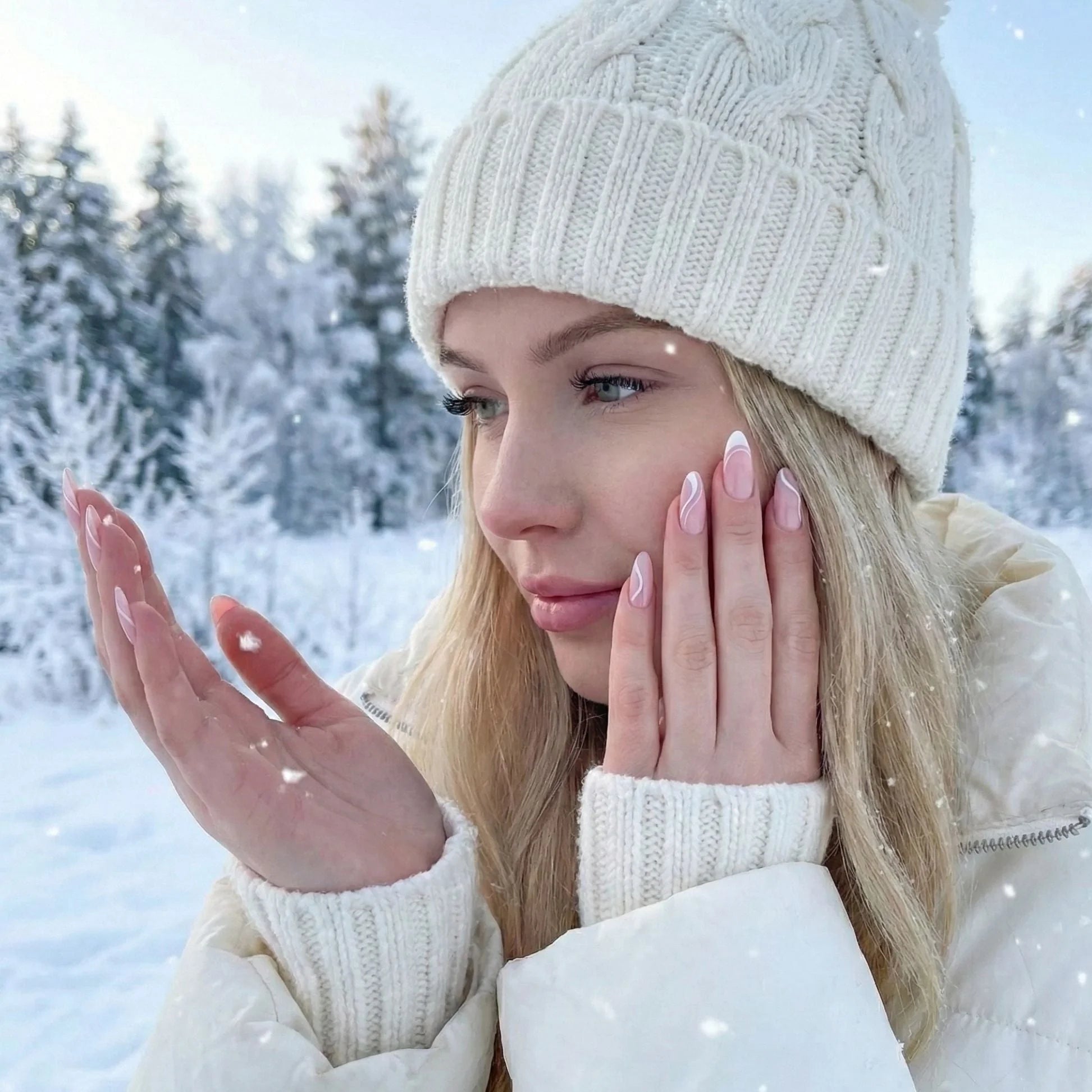 Winter Whirl lösnaglar lifestyle – mandelformade gelénaglar mot ansikte i vintermiljö