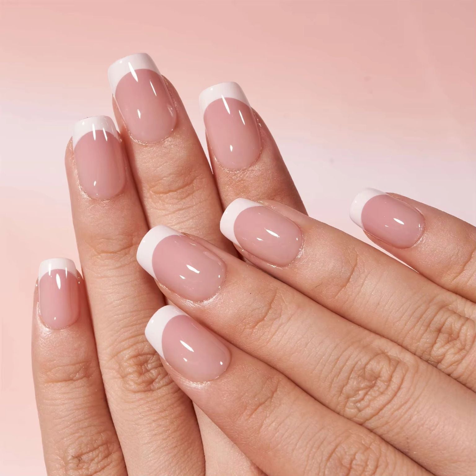 Eleganta press-on naglar med fransk manikyr. Glansig finish, oval form och nude bas med vita toppar