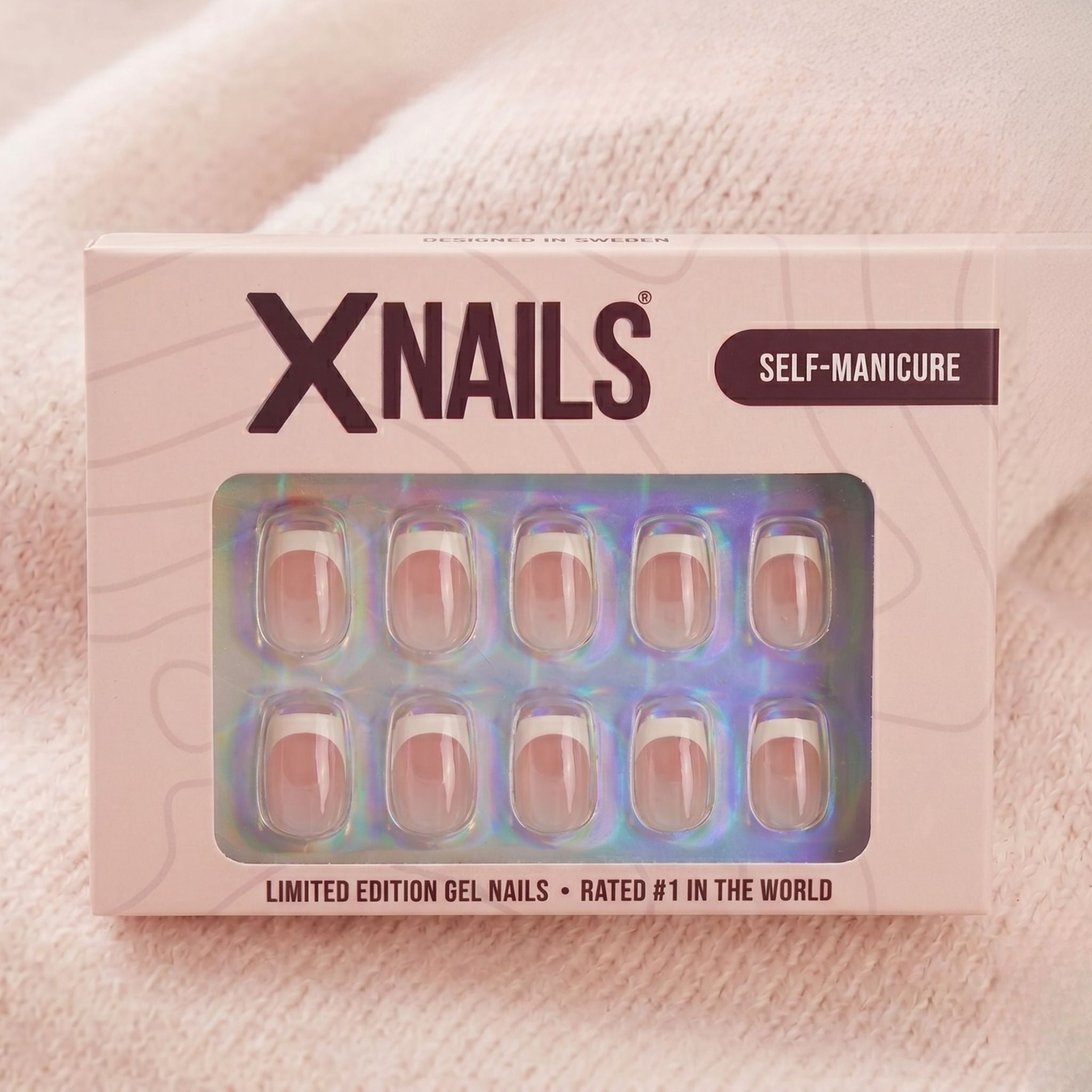 XNails Classic Chrome press-on løsnegle i æske. Korte, firkantede negle med hvid fransk manicure på naturlig bund