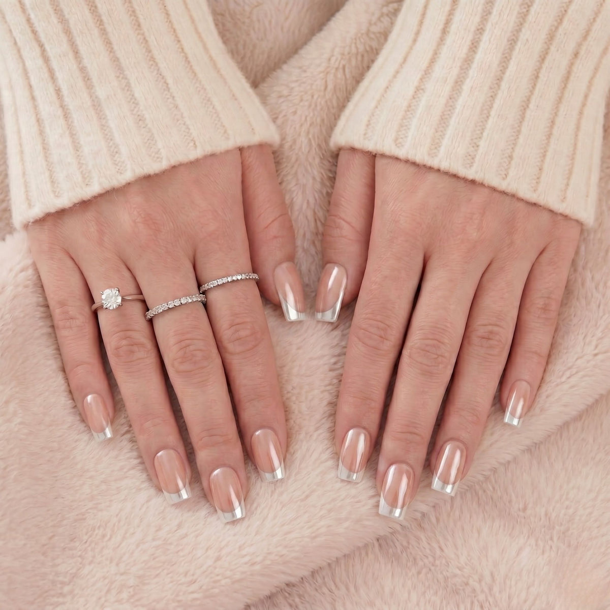 Classic Chrome press-on negle, kort, firkantet manicure med naturlig bund og sølv kromede spidser på hænder mod blødt tæppe