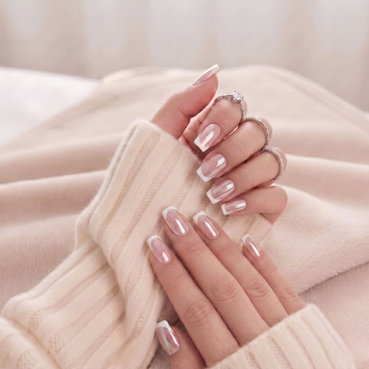 Classic Chrome korte firkantede press-on negle. Nudefarvet bund med spejlblank chrome-effekt og hvid fransk manicure