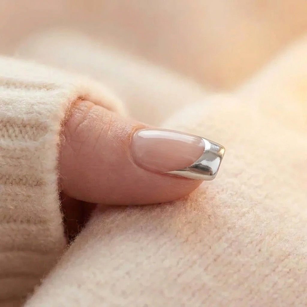 Fancy French – Press-on-Nägel, Nahaufnahme des Nagels