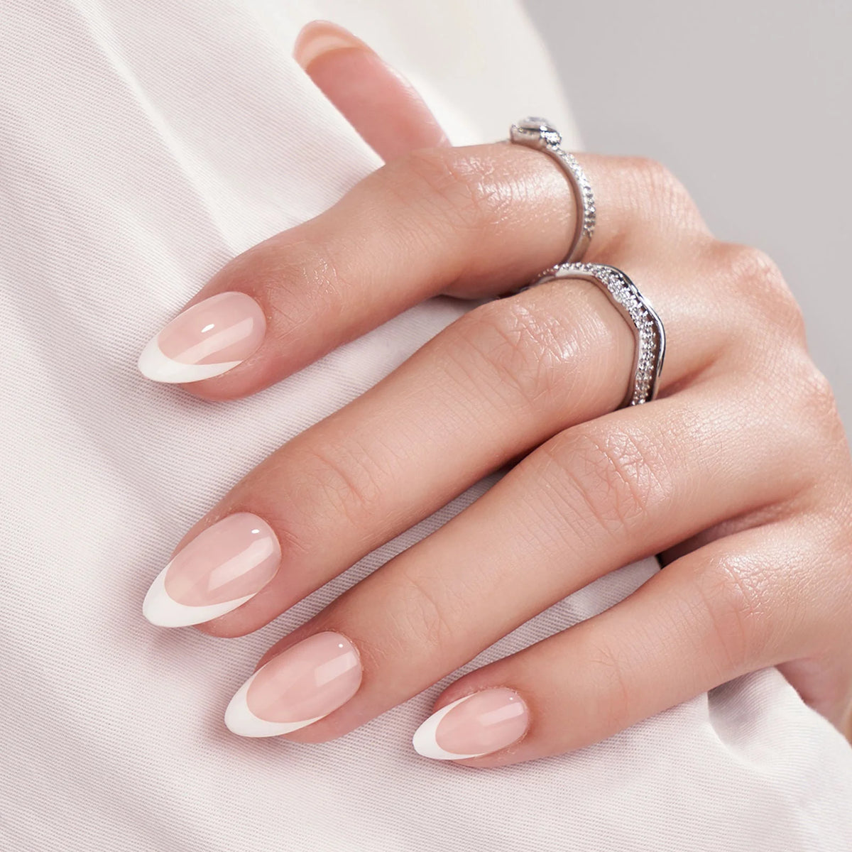 Angelic Aura mandelförmige künstliche Nägel, französische weiße Spitze mit natürlicher Nude-Basis