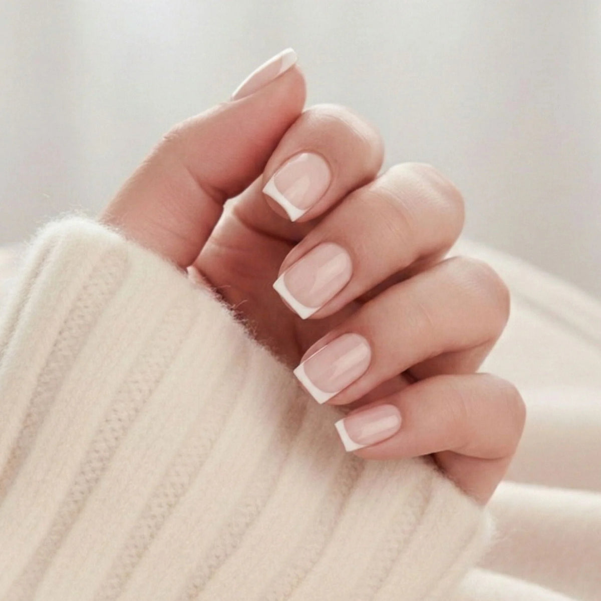 Angelic Aura press-on negle, klassisk fransk manicure i firkantet form med hvid spids