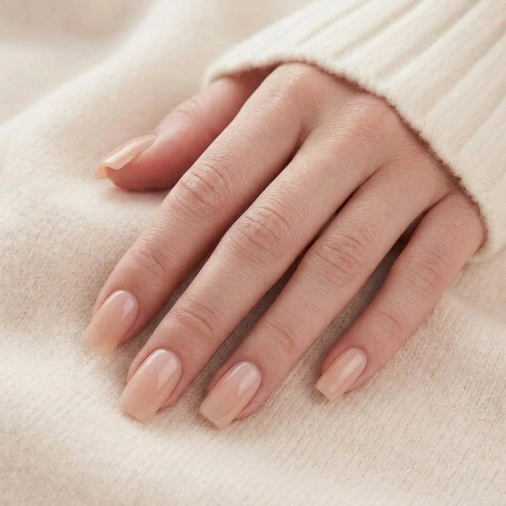 Heavenly Halo løsnegle nærbillede korte square gelénegle i nude med pearl-glans mod beige baggrund