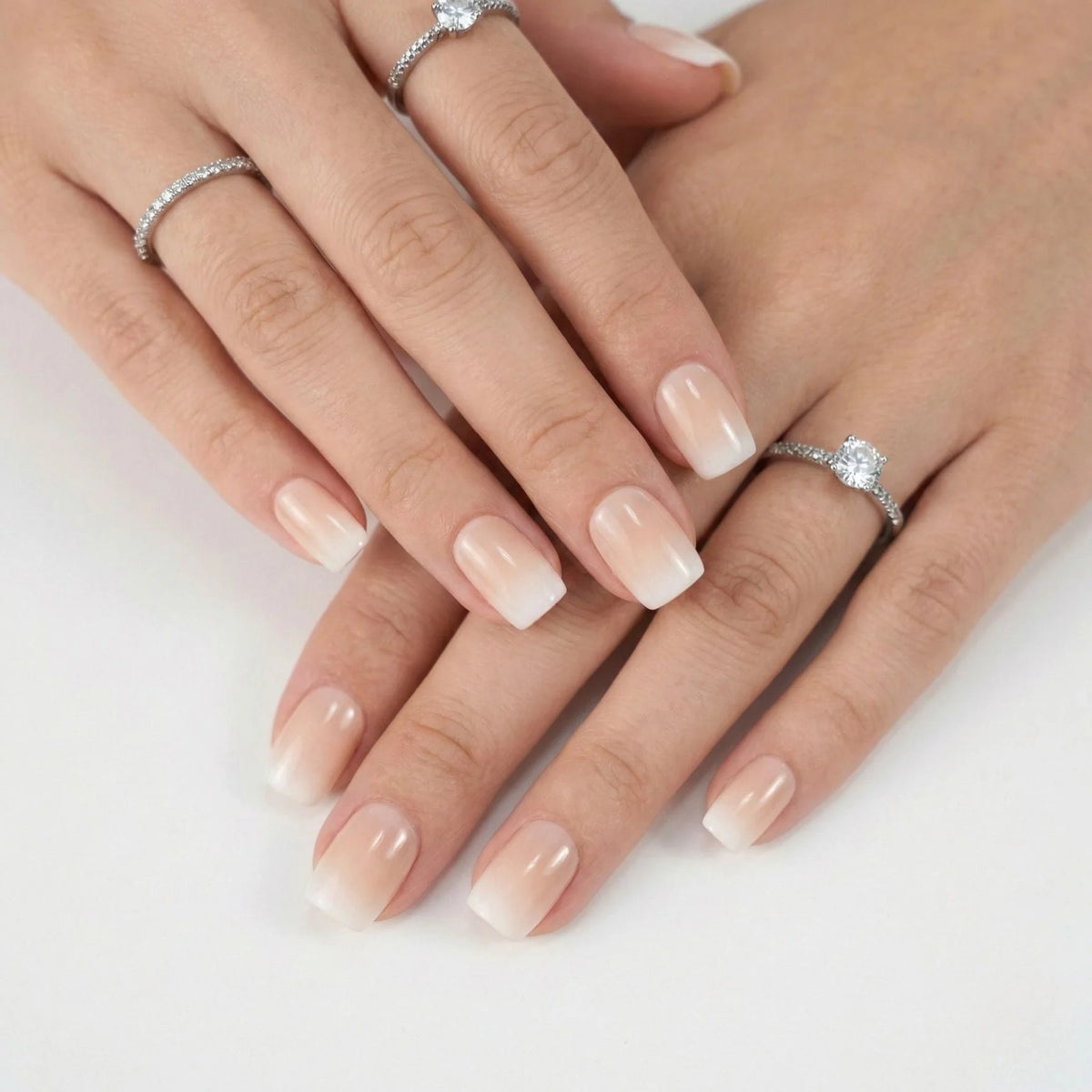 Dreamy Dip Gelnägel Styling, beide Hände mit Square Ombré und Silberringen mit Steinen