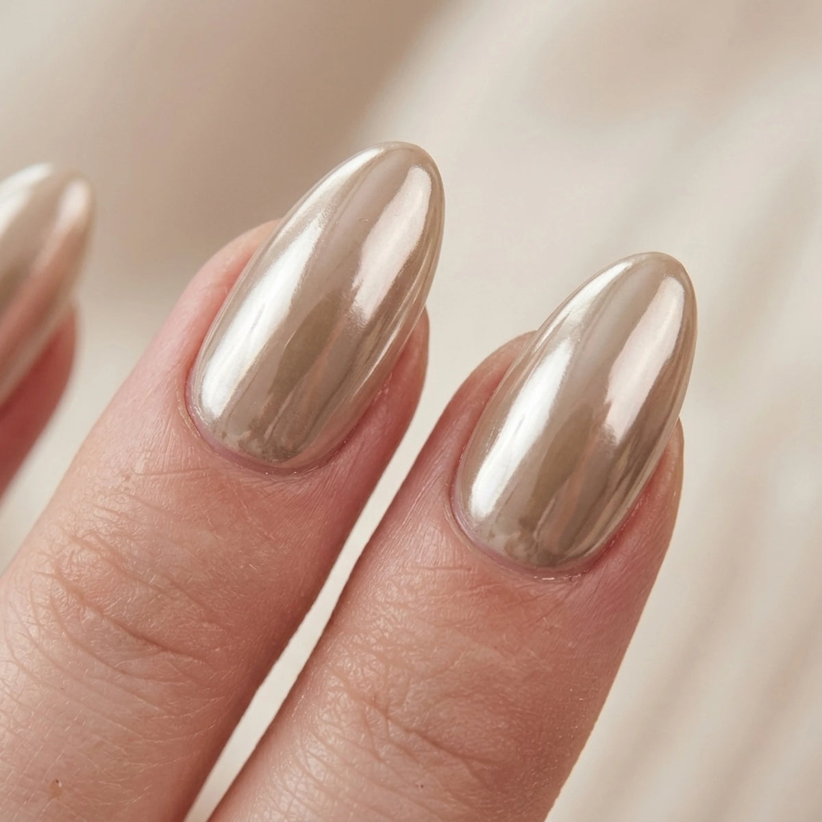Pearly Perfection Press-on-Nägel in Mandelform mit bronzefarbenem Perlmutt-Chrome
