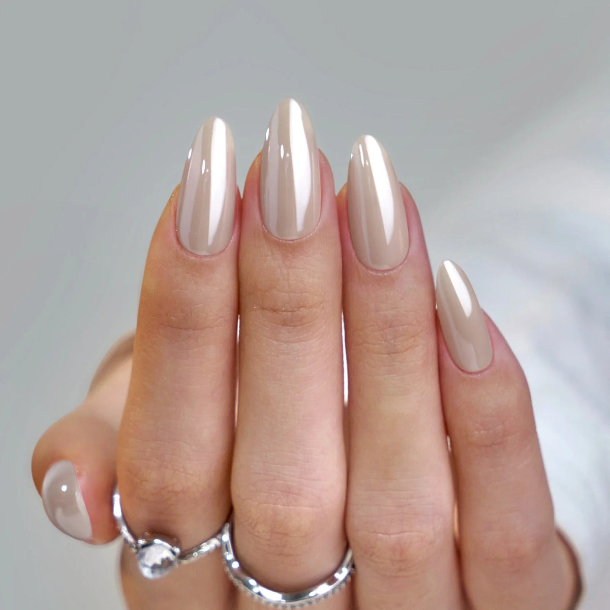 Mandelförmige Press-on-Nägel mit Perlglanz, Pearly Perfection in Taupe-Nude mit Silberringen
