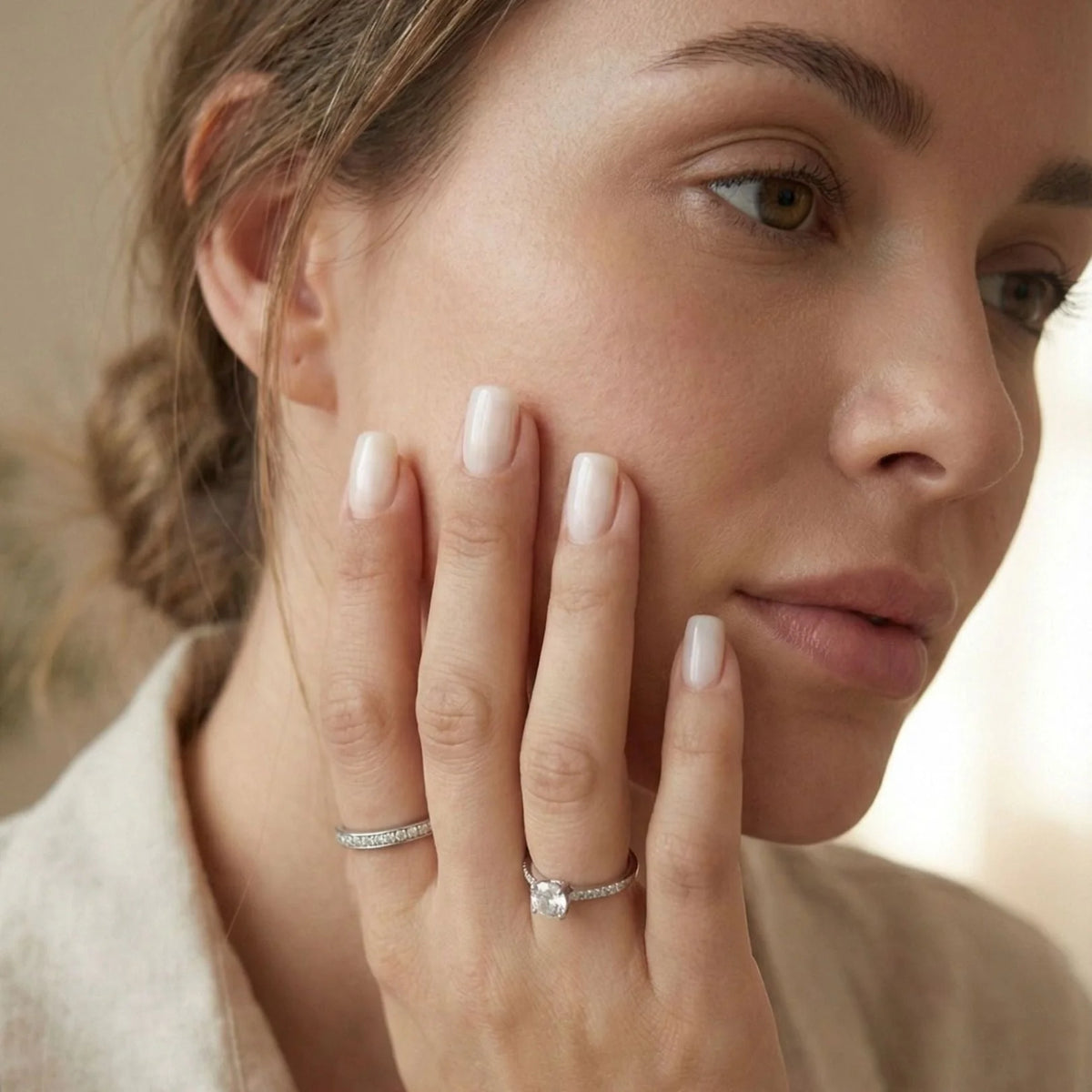Pure Pearl press-on negle styling kort square nude pearl mod ansigtet med sølvring