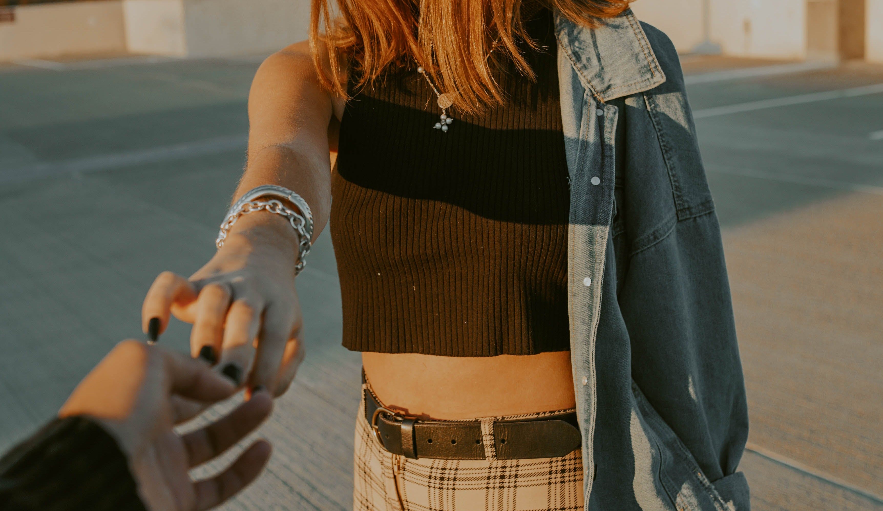 Lifestyle Model in Jeansjacke und kariertem Rock zeigt Press-on-Nägel draussen, XNails Kampagne