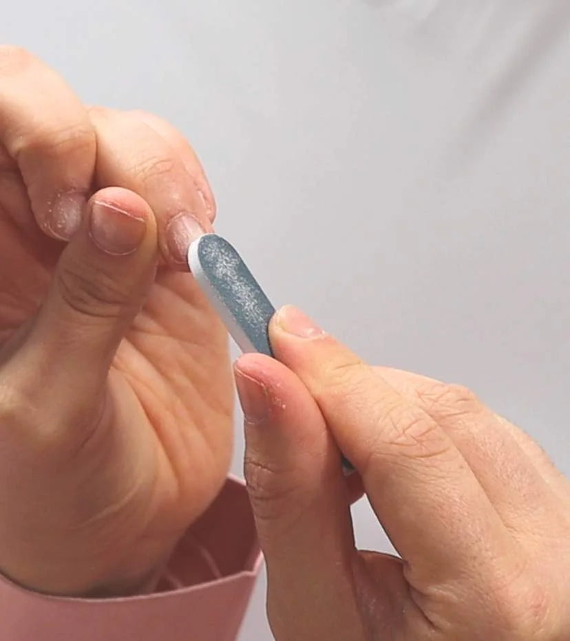 Eine Feile raut die Nagelfläche an
